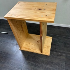 木のサイドテーブル