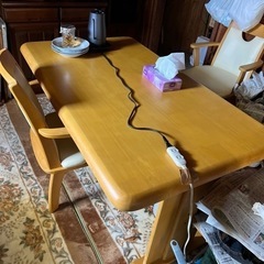 ダイニングテーブルと椅子二脚