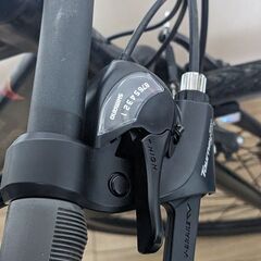 黒いアルミ製クロスバイク ギヤ24段