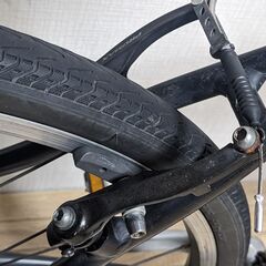 黒いアルミ製クロスバイク ギヤ24段