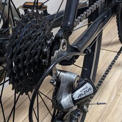 黒いアルミ製クロスバイク ギヤ24段