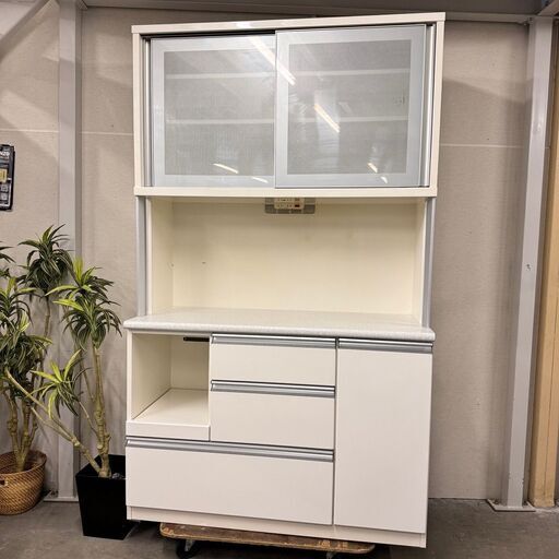 W 16253  NITORI 2枚ガラスキッチンボード　食器棚　ソフトクローズ   ◆大阪市内・東大阪市他 5,000円以上ご購入で無料配達いたします！◆ ※京都・高槻・枚方方面◆神戸・西宮・尼崎方面◆奈良方面、大阪南部方面　それぞれ条件付き無料配送あり！