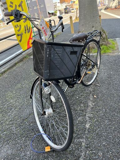 リサイクルショップどりーむ天保山店　No1067　自転車　ママチャリ　黒色　27インチ　6段変速ギア付き　LEDオートライト付き　カゴ付き　荷台付き　お買い得品　配送可能　 リサイクルショップどりーむ天保山店 No1067 自転車 ママチャリ 黒色