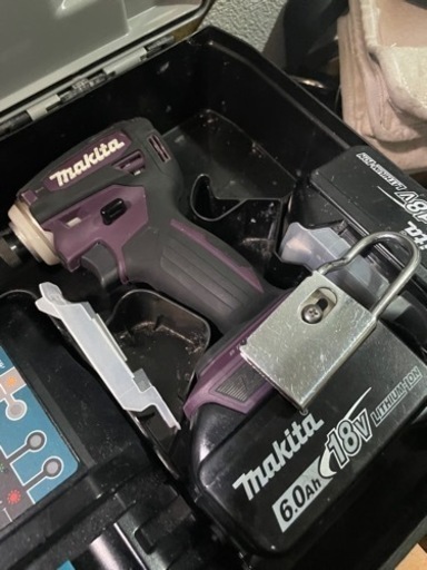 値下げ‼️マキタ  インパクトドライバー 18v TD172D  バッテリー2個　ケースつき　使用歴半年！おまけ‼️