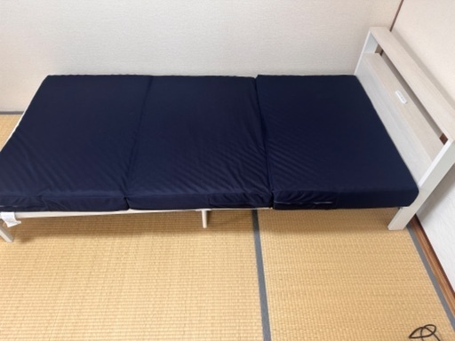 べッド:半年前に購入したほぼ新品です