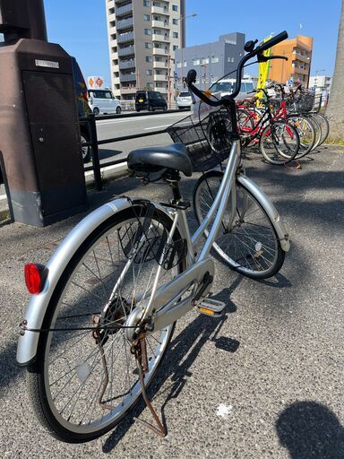 自転車　No.1069　シルバー　26インチ　カゴ、荷台付き　ベル、ライト付き　ママチャリ　シティサイクル　【リサイクルショップどりーむ天保山店】