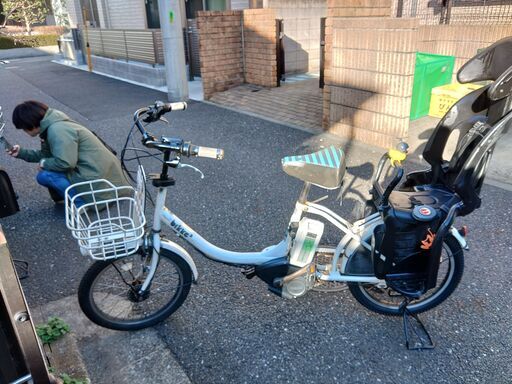 c75土日もお子様と土足のまま、ご試乗可能です。バカ良心的な電動自転車屋  安心の無料保証；点検サービス付きブリヂストン、ヤマハ共同生産モデル、  　電動自転車・リサイクル専門店　　ご試乗をしてから、ご購入できます。  ️２０インチ、チャイルドシート、３人乗り、２人乗り、１人乗り、電動アシスト自転車  オプション無料、後ろチャイルドシートをかごに変更無料。１人乗りにもできます。  バッテリーは新品の９０％程度の性能で１回充電で30㎞走行可能でコンディション良好です。