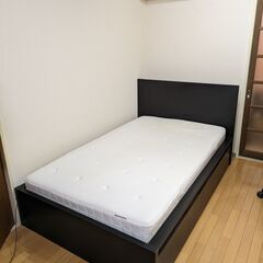 IKEA セミダブルベッド　スプリングマットレス+ベッドフレーム...