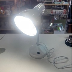 ニトリ　デスクライト　照明　電気　卓上　LED  ボタン式　白　...