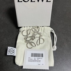 【美品】LOEWE アナグラム　ブローチ(メタル) LOEWE - 現行モデル 美品 ロエベ アナグラム ブローチ