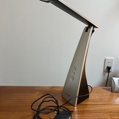 PanasonicのLEDデスクスタンドSQ-LD220-S