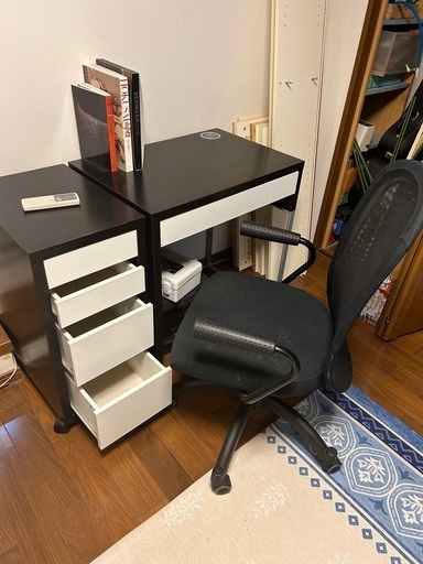 IKEAの机と小引き出し IKEAのイスと本棚