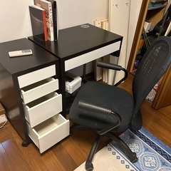 IKEAの机と小引き出し IKEAのイスと本棚