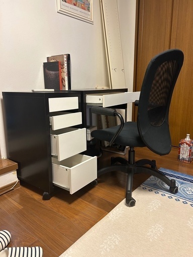IKEAの机と小引き出し IKEAのイスと本棚