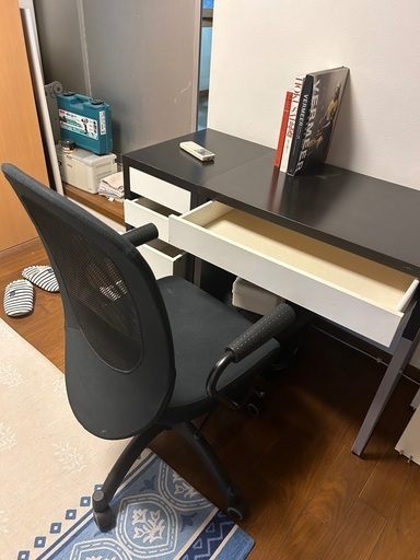 IKEAの机と小引き出し IKEAのイスと本棚