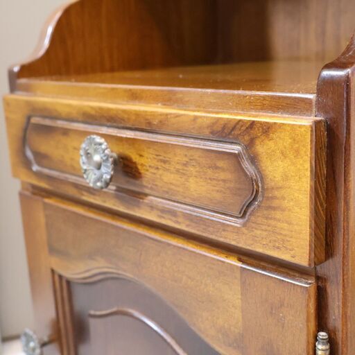 Karimoku(カリモク家具)のCOLONIAL(コロニアル)シリーズの電話台です 