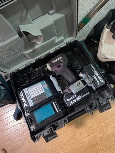 値下げ‼️早い者勝ち‼️美品！マキタインパクトドライバー　18V 紫　バッテリー２個　ケース　フルセット！バッテリー一個未使用品！