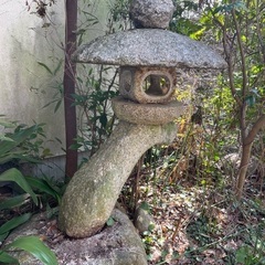 滋賀県近江八幡市より、灯籠　基礎からの高さ140㎝×幅77㎝