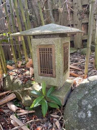 滋賀県近江八幡市より、ミニ灯籠　高さ約30㎝×幅15㎝