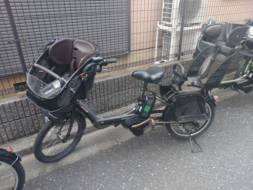 c77土日もお子様と土足のまま、ご試乗可能です。バカ良心的な電動自転車屋  安心の無料保証；点検サービス付きブリヂストン、ヤマハ共同生産モデル、  　電動自転車・リサイクル専門店　　ご試乗をしてから、ご購入できます。  ️２０インチ、チャイルドシート、３人乗り、２人乗り、１人乗り、電動アシスト自転車  オプション無料、後ろチャイルドシートをかごに変更無料。１人乗りにもできます。  バッテリーは新品の９０％程度の性能で１回充電で30㎞走行可能でコンディション良好です。