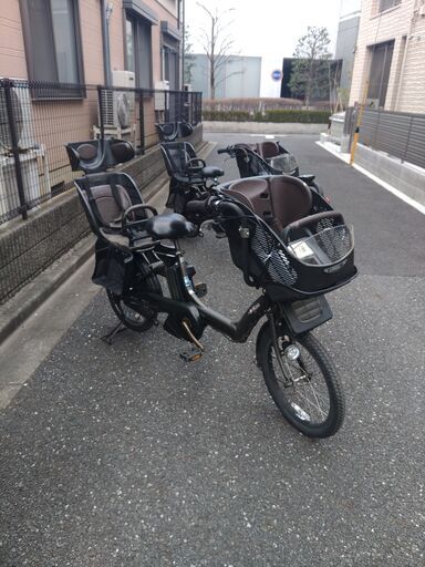 ｃ81お子様と土日も土足のまま、いろいろなタイプのご試乗が可能です。  バカ親切な電動自転車屋いろいろなタイプのご試乗が可能です。  ２０・２６インチ、チャイルドシート、２人乗り、３人乗り、１人乗り電動自転車  安心保障の３カ月・無料交換保証、無料１００日間・点検サービス付き  バッテリーは、新品の９０％以上の性能を保持していて、コンディション良好です。  １回の充電で３０ｋｍ以上の走行が可能です。山手線を半周するくらい走行可能です。  ️オプション無料。後ろチャイルド