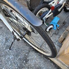 クロスバイク　７００ｘ２８ｃ　3x７変速　フレーム　アルミ　美品　雨カバー　付き　白　配達可能