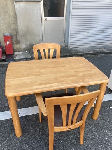 ☆中古￥12,000！karimoku　ダイニングテーブル　家具　椅子2脚　天然木　【BC104】