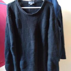 VERSACEの黒セーターを３５００円でお譲りします。