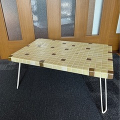 折りたたみのタイル張りのサイドテーブルです。