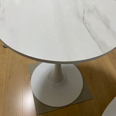 円テーブルと椅子1脚のセット