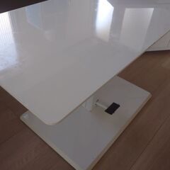 白色のテーブルで高さを調整できます