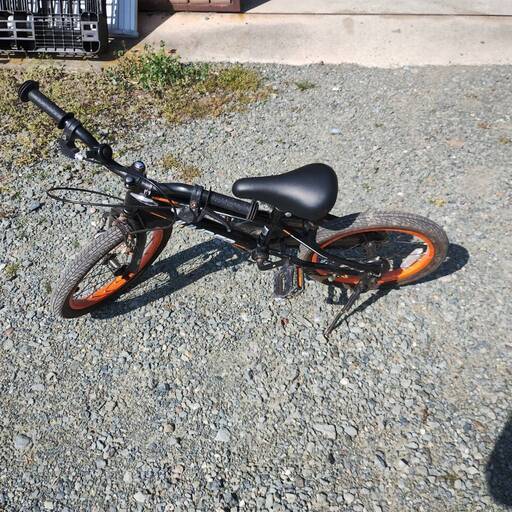 BTM 子供用自転車 自転車16インチ スタンド付き　中古　ブラック　オレンジ BTM 子供用自転車 自転車16インチ スタンド付き 中古 ブラック オレンジ