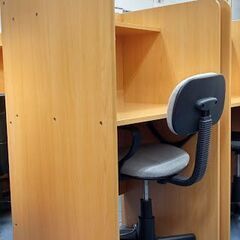 学習塾で使用していた仕切りのついた木製のきれいな机　椅子