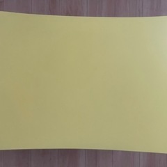 黄色いカジュアルテーブル