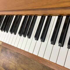 【決算セール！更にお値引き。】リフレッシュ済み中古ピアノ　優しい色合いチーク艶消し　W103