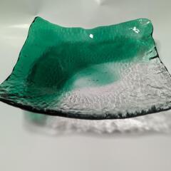 ガラスの大皿　緑色のグラデーション