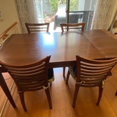 ダイニングテーブルと椅子4脚　幅85 長さ120 焦茶色