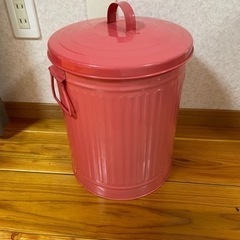 赤い缶　ゴミ箱　おもちゃ箱　収納