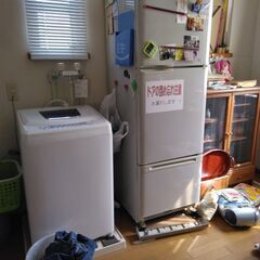 冷蔵庫と洗濯機、各２台。食器棚、1個。