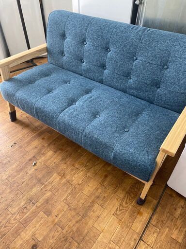 リサイクルショップどりーむ鹿大前店　No8936 ソファ　二人掛け　キレイな青♪　状態良好♪　オシャレなウッドフレーム