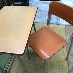 学校と一緒の机と椅子