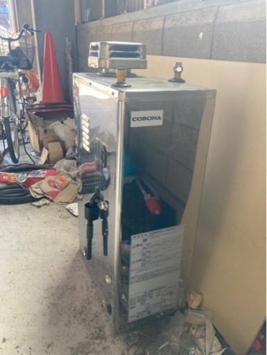 灯油ボイラー給湯器と灯油タンク