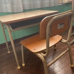 園児用学習机と椅子