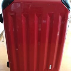 スーツケース赤（縦約63センチ、横約43センチ、幅約25センチ）