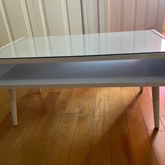 家具　白のローテーブル　ディスプレイテーブル