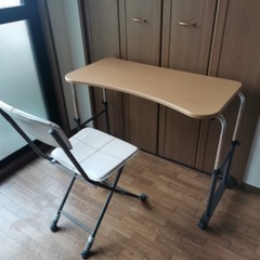 ポータブルテーブル+ 折りたたみ椅子