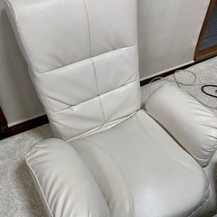 フェイクレザーの白い回転座椅子