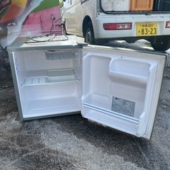 小さな冷蔵庫、かなり冷えます、那覇市内なら配達致します(決まりました)