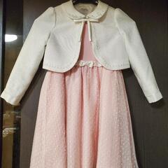 入学式、ピンクのワンピースと人気の白い上着