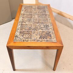 HASLEV(ハスレヴ)社より北欧デンマーク王室御用達のロイヤル・コペンハーゲン社のBACA(バッカ)シリーズのタイルを使用したローズウッド コーヒーテーブルです。稀少なヴィンテージローテーブル♪